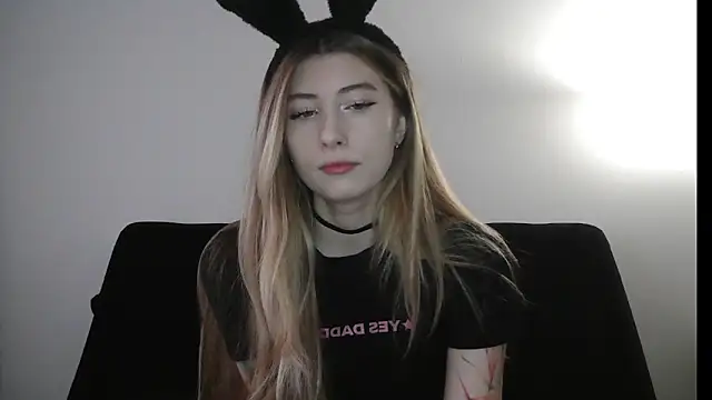 Snapshot of ErikaShyy chatting on 18, 12, 2025 ErikaShyy online show from 18, 12, 2025