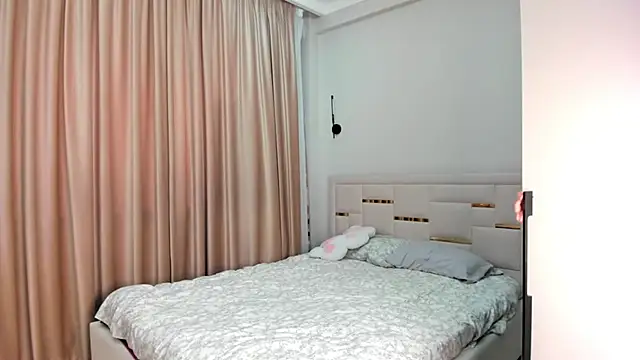 Lola Peach online show from 23, 12, 2025