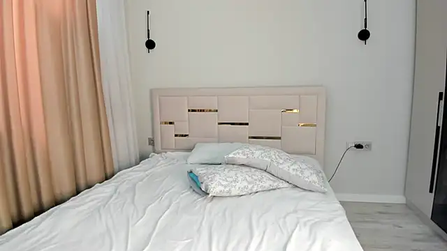 Lola Peach online show from 7, 3, 2026