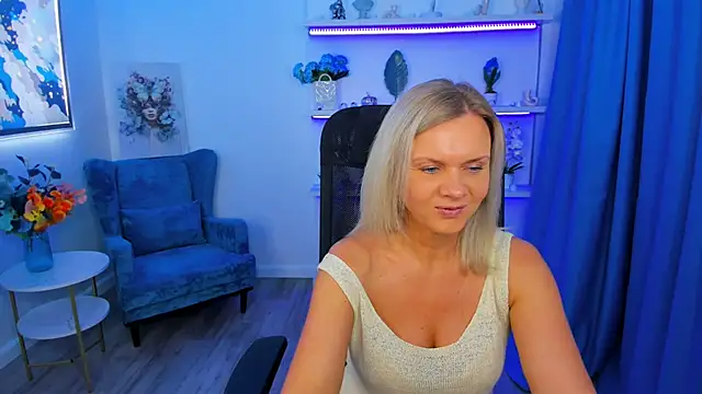 Snapshot of AgathaKlouin chatting on 8, 11, 2025 AgathaKlouin online show from 8, 11, 2025