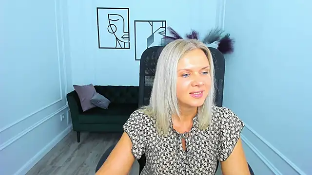 Snapshot of AgathaKlouin chatting on 9, 11, 2025 AgathaKlouin online show from 9, 11, 2025