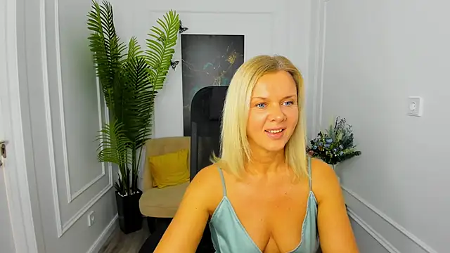 Snapshot of AgathaKlouin chatting on 25, 11, 2025 AgathaKlouin online show from 25, 11, 2025