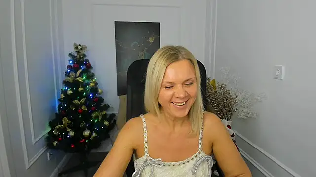 Snapshot of AgathaKlouin chatting on 4, 12, 2025 AgathaKlouin online show from 4, 12, 2025