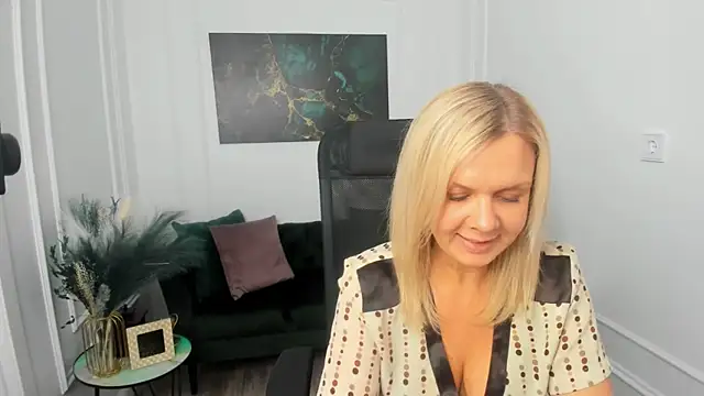 AgathaKlouin online show from 28, 3, 2026