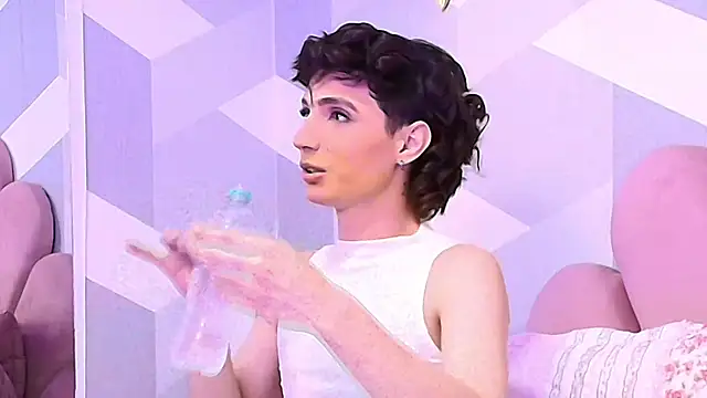 Snapshot of KylieMonnett chatting on 24, 9, 2025 KylieMonnett online show from 24, 9, 2025