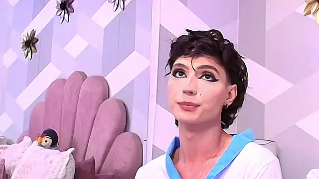 Snapshot of KylieMonnett chatting on 9, 10, 2025 KylieMonnett online show from 9, 10, 2025