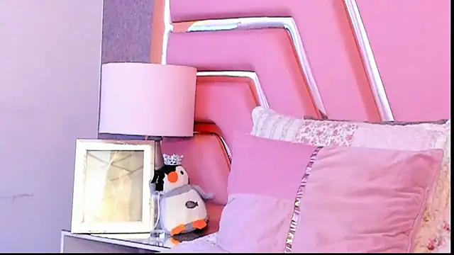 Snapshot of KylieMonnett chatting on 27, 2, 2026 KylieMonnett online show from 27, 2, 2026