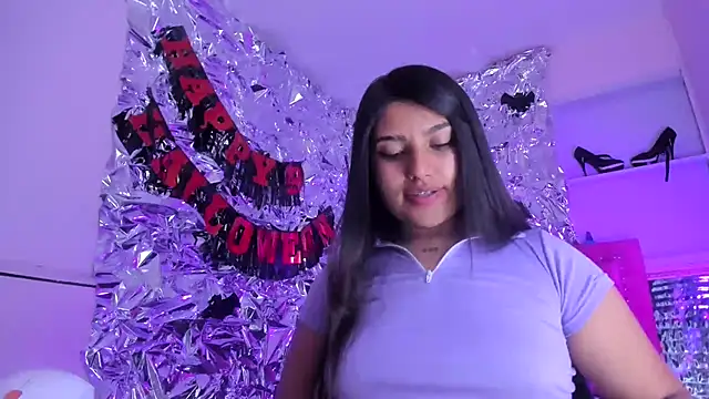 Snapshot of SarahStones chatting on 14, 11, 2025 SarahStones online show from 14, 11, 2025