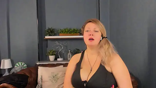 Snapshot of JesiaFoxi chatting on 12, 11, 2025 JesiaFoxi online show from 12, 11, 2025