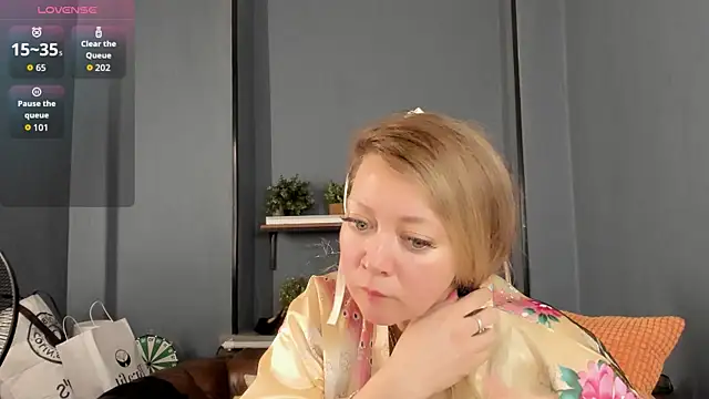 Snapshot of JesiaFoxi chatting on 4, 12, 2025 JesiaFoxi online show from 4, 12, 2025