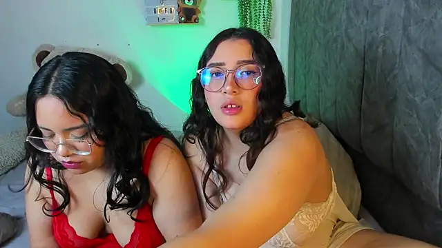 Snapshot of maddie-and-chelsea- chatting on 13, 11, 2025 maddie-and-chelsea- online show from 13, 11, 2025