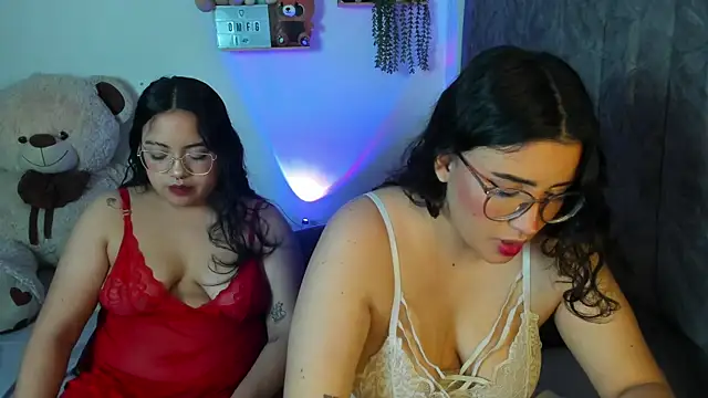 Snapshot of maddie-and-chelsea- chatting on 18, 11, 2025 maddie-and-chelsea- online show from 18, 11, 2025