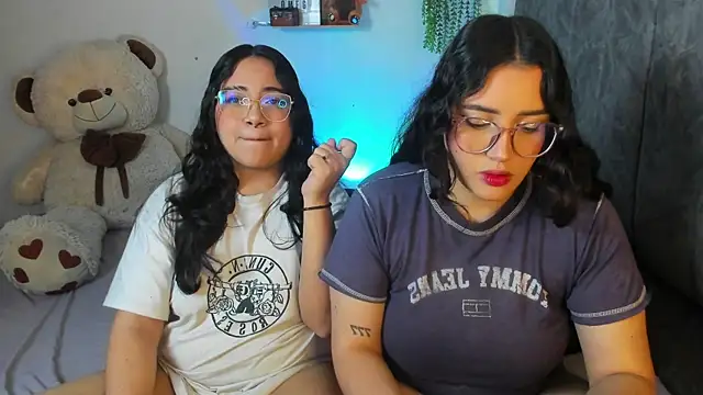 Snapshot of maddie-and-chelsea- chatting on 28, 11, 2025 maddie-and-chelsea- online show from 28, 11, 2025