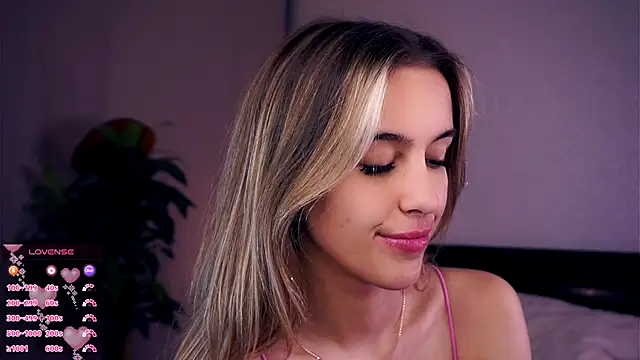 Snapshot of FannyHewson chatting on 14, 10, 2025 FannyHewson online show from 14, 10, 2025