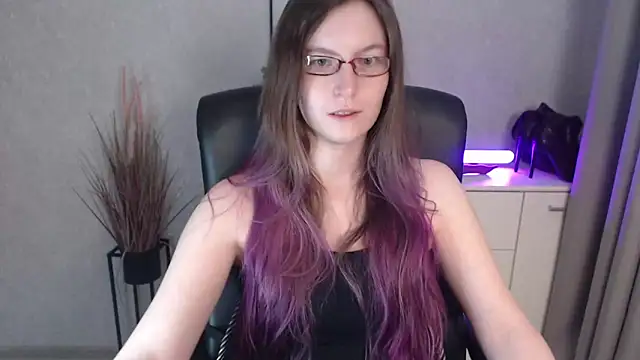 Snapshot of emmaxDelight chatting on 4, 12, 2025 emmaxDelight online show from 4, 12, 2025