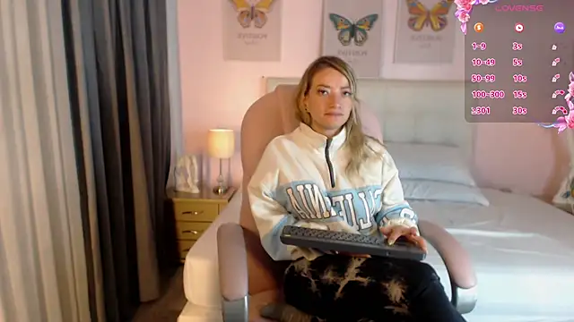 Snapshot of zoe_jones13 chatting on 18, 2, 2025 zoe jones13 online show from 18, 2, 2025