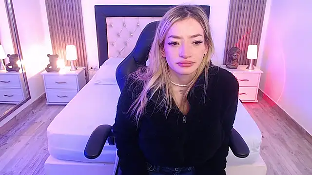 Snapshot of zoe_jones13 chatting on 11, 10, 2025 zoe jones13 online show from 11, 10, 2025