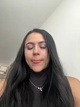 CoralineKam1 online show from 5, 1, 2025