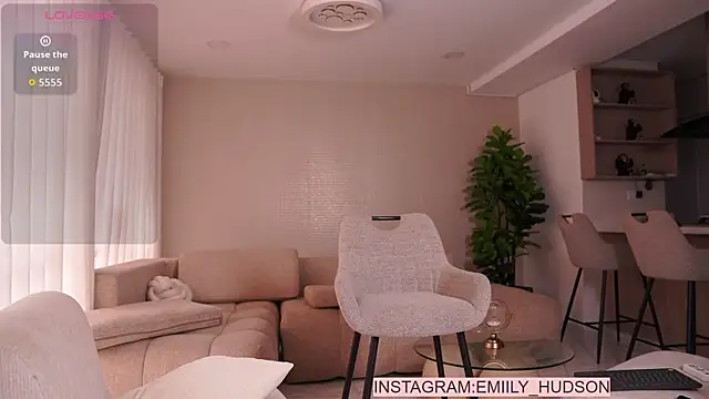 emily huddson  online show from 15, 4, 2026