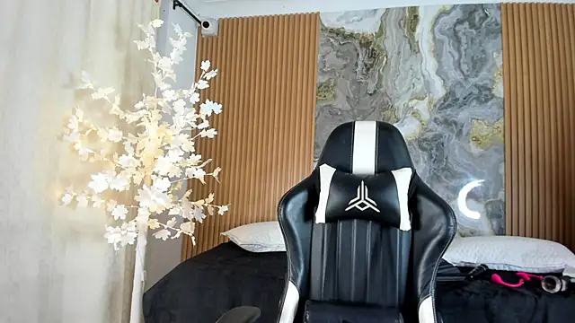 Danna topless online show from 18, 5, 2026