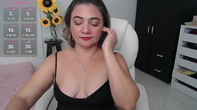 Snapshot of Chiraz_hasnaa chatting on 16, 12, 2024 Chiraz hasnaa online show from 16, 12, 2024