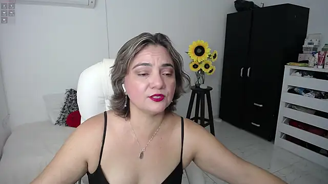 Snapshot of Chiraz_hasnaa chatting on 6, 3, 2025 Chiraz hasnaa online show from 6, 3, 2025