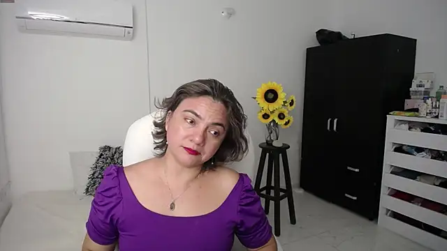 Snapshot of Chiraz_hasnaa chatting on 7, 3, 2025 Chiraz hasnaa online show from 7, 3, 2025