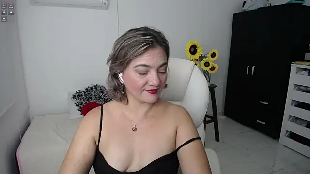 Snapshot of Chiraz_hasnaa chatting on 14, 3, 2025 Chiraz hasnaa online show from 14, 3, 2025