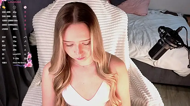 HollisBeckett online show from 4, 3, 2026