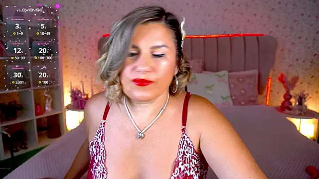 Snapshot of KiraRoxx chatting on 6, 7, 2026 KiraRoxx online show from 6, 7, 2026