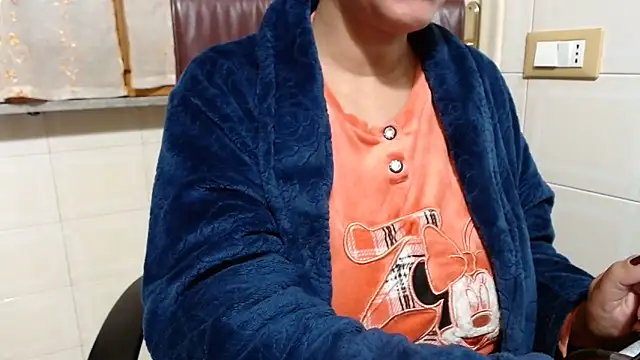 Foxlady2271 online show from 4, 12, 2025