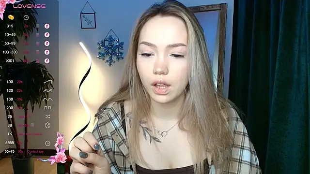 Snapshot of Evia_r0se chatting on 17, 12, 2024 Evia r0se online show from 17, 12, 2024