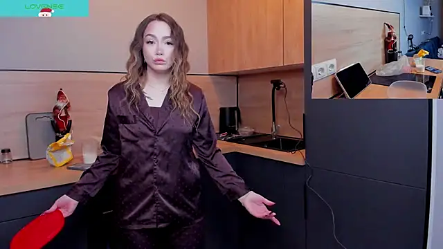 Snapshot of Evia_r0se chatting on 19, 12, 2025 Evia r0se online show from 19, 12, 2025