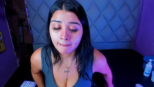 Snapshot of venusowen_ chatting on 2, 10, 2025 venusowen online show from 2, 10, 2025