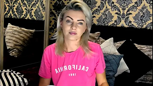 Snapshot of Aly_girl1 chatting on 4, 12, 2024 Aly girl1 online show from 4, 12, 2024