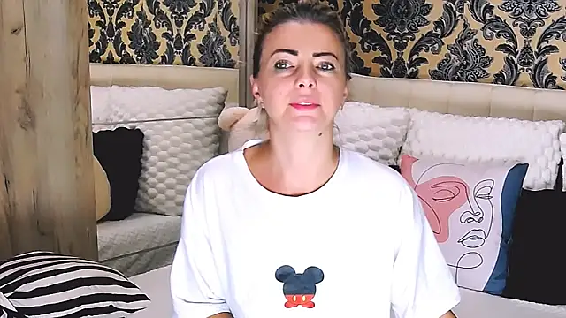 Snapshot of Aly_girl1 chatting on 15, 10, 2025 Aly girl1 online show from 15, 10, 2025