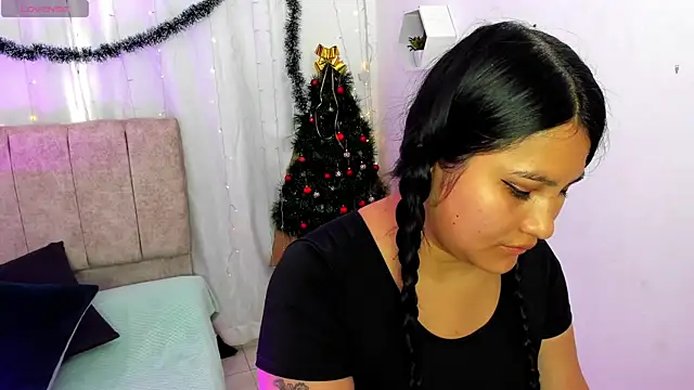 Snapshot of Little_Ivy chatting on 21, 12, 2024 Little Ivy online show from 21, 12, 2024