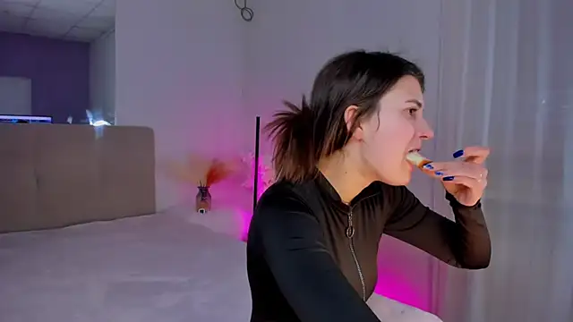 Laura Leee online show from 6, 3, 2025