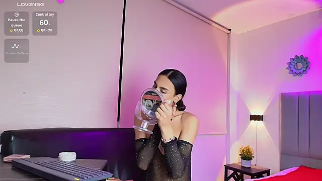 Snapshot of Chloe_Cherry21 chatting on 1, 2, 2025 Chloe Cherry21 online show from 1, 2, 2025