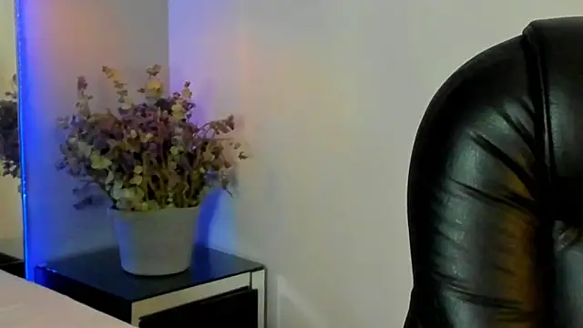 melody suarez online show from 2, 2, 2025