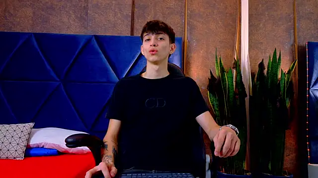 Snapshot of Lion_Foster01 chatting on 21, 10, 2025 Lion Foster01 online show from 21, 10, 2025