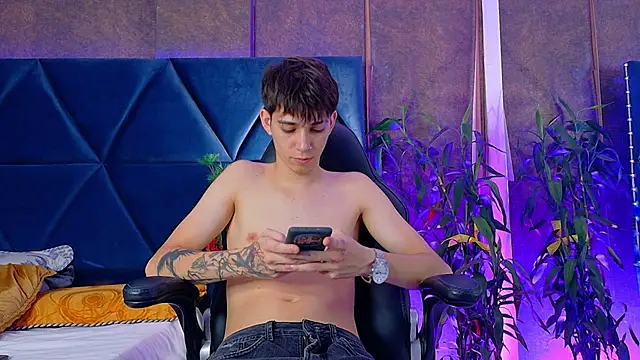 Snapshot of Lion_Foster01 chatting on 17, 12, 2025 Lion Foster01 online show from 17, 12, 2025