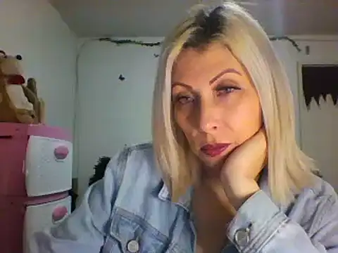 Snapshot of alixia81 chatting on 15, 12, 2024 alixia81 online show from 15, 12, 2024