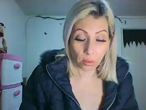 Snapshot of alixia81 chatting on 24, 12, 2024 alixia81 online show from 24, 12, 2024