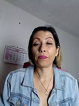 Snapshot of alixia81 chatting on 6, 10, 2025 alixia81 online show from 6, 10, 2025