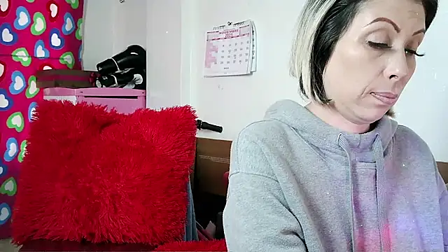 Snapshot of alixia81 chatting on 8, 11, 2025 alixia81 online show from 8, 11, 2025