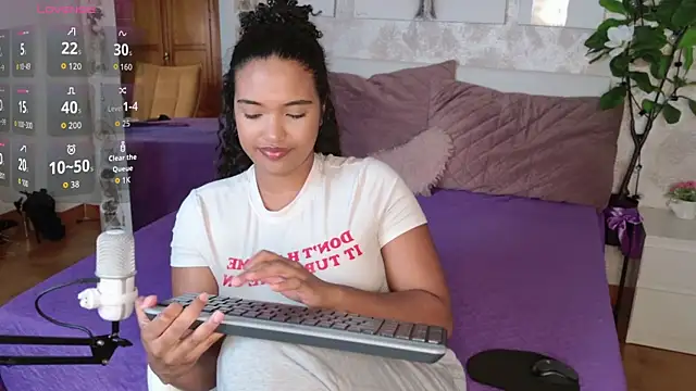 Snapshot of MilaTeenX chatting on 20, 11, 2025 MilaTeenX online show from 20, 11, 2025