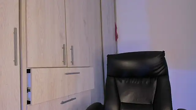 Laura fernandezII online show from 28, 11, 2025