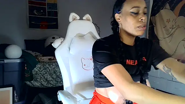 Snapshot of loveluna8 chatting on 4, 2, 2025 loveluna8 online show from 4, 2, 2025