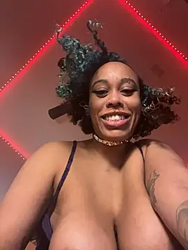 Snapshot of loveluna8 chatting on 3, 11, 2025 loveluna8 online show from 3, 11, 2025